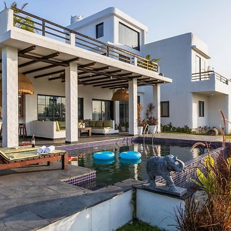 Stayvista At Lotus By The Lake With Pool, Bbq & Lawn Indore Exterior foto